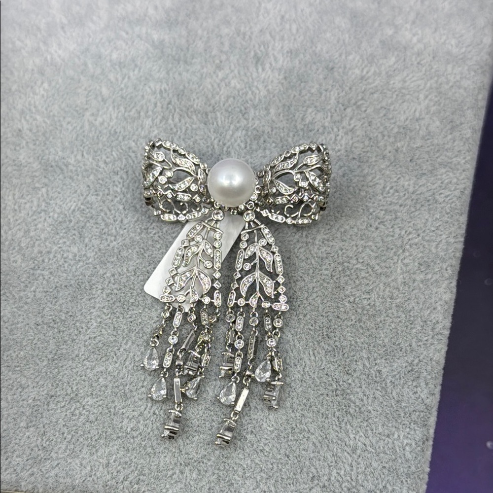 Elegant Silver Bow Brooch with Natural Pearl Accent